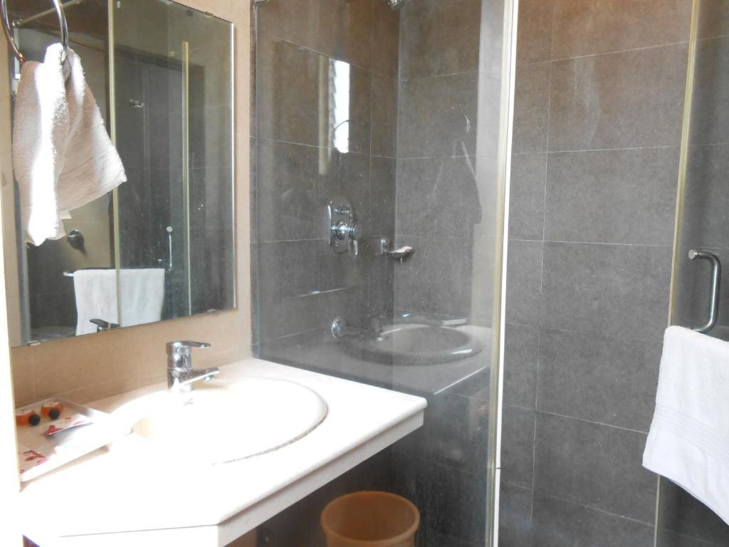 Hotel Victerrace Regency Kolkata Phòng bức ảnh